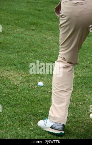 Crop Foto von männlichen Golfspieler immer bereit, Golfball auf dem Golfplatz schlagen. Stockfoto