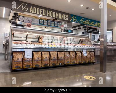 Kirkland, WA USA - ca. September 2021: Schräg, weite Ansicht der Delikatessenabteilung in einem Whole Foods Market Stockfoto