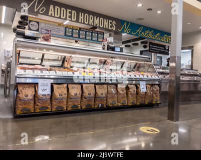 Kirkland, WA USA - ca. September 2021: Schräg, weite Ansicht der Delikatessenabteilung in einem Whole Foods Market. Stockfoto