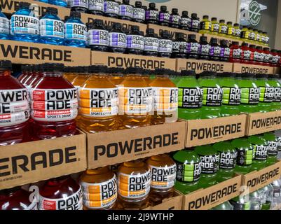 Woodinville, WA USA - ca. September 2021: Angewinkelter, selektiver Fokus auf eine große Auswahl an Powerade-Sportgetränken in einem Haggen-Lebensmittelgeschäft. Stockfoto