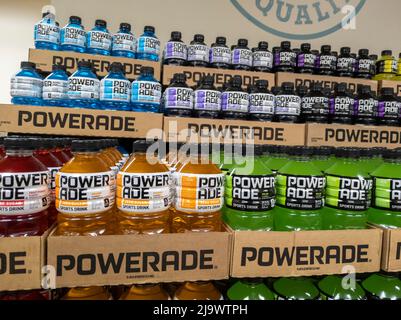 Woodinville, WA USA - ca. September 2021: Angewinkelter, selektiver Fokus auf eine große Auswahl an Powerade-Sportgetränken in einem Haggen-Lebensmittelgeschäft Stockfoto