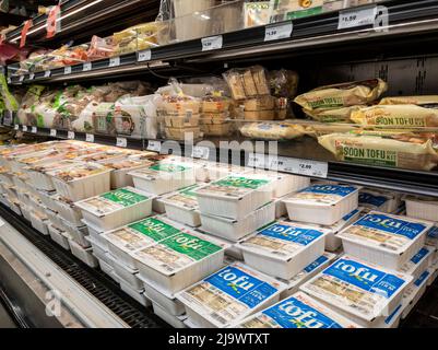 Lynnwood, WA USA - ca. März 2022: Abgewinkelte Ansicht von Tofu-Paketen zum Verkauf in einem Stadt- und Landmarkt. Stockfoto