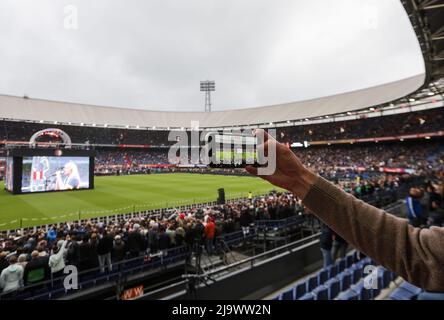 2022-05-25 19:35:36 ROTTERDAM - ein Überblick über De Kuip vor dem Spiel. Feyenoord überträgt das Finale der Conference League gegen AS Roma auf vier großen Leinwänden. ANP JEROEN PUTMANS niederlande Out - belgien Out Stockfoto