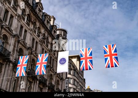 Banner und Flaggen hängen hoch über der Regent Street in London, während die Vorbereitung auf die Feierlichkeiten zum Queens Pltinum Jubilee in vollem Gange ist. Stockfoto