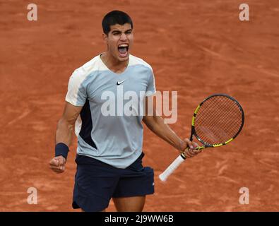 Paris, Frankreich. 25.. Mai 2022. Roland Garros Paris French Open 2022 Day 4 26052022 Carlos Alcaraz feiert im zweiten Spielrunde Credit: Roger Parker/Alamy Live News Stockfoto