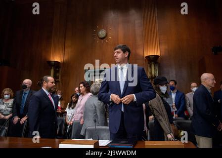 Washington, Vereinigte Staaten Von Amerika. 25.. Mai 2022. Steven M. Dettelbach kommt zu einem Senatsausschuss für die Gerichtsverhandlung wegen seiner Ernennung zum Direktor des Büros für Alkohol, Tabak, Feuerwaffen und Sprengstoffe, Im Dirksen Senate Office Building in Washington, DC, Mittwoch, 25. Mai 2022. Quelle: Rod Lampey/CNP/Sipa USA Quelle: SIPA USA/Alamy Live News Stockfoto