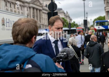 London, Großbritannien. 25.. Mai 2022. Parlamentsabgeordnete vor dem Unterhaus am Tag der Veröffentlichung des Partygate-Berichts im Bild: Tobias Ellwood Parlamentsabgeordneter für Bournemouth East, Vorsitzender des Defense Select Committee Kredit: Ian Davidson/Alamy Live News Stockfoto