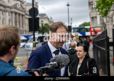 London, Großbritannien. 25.. Mai 2022. Parlamentsabgeordnete vor dem Unterhaus am Tag der Veröffentlichung des Partygate-Berichts im Bild: Tobias Ellwood Parlamentsabgeordneter für Bournemouth East, Vorsitzender des Defense Select Committee Kredit: Ian Davidson/Alamy Live News Stockfoto