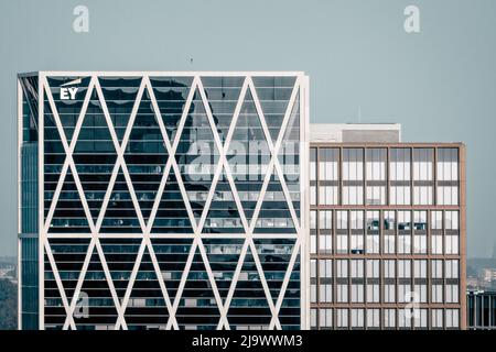 Amsterdam, Niederlande - 5. Mai 2022: Ernst and Young Global Limited oder EY Hauptsitz in Amsterdam. Es handelt sich um ein multinationales Netzwerk für professionelle Dienstleistungen Stockfoto