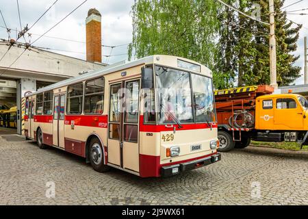 Marienbad, Tschechische Republik - Mai 21 2022: Ein alter Skoda-Trolleybus, 14Tr, steht vor einer Garage auf grauem Pflastersteinpflaster. Jahrestag des Jahres 120 Stockfoto