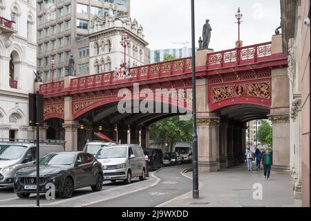 Der Straßenverkehr verläuft unter dem Holborn Viaduct, einer kunstvollen gusseisernen Straßenbrücke, die die Farringdon Street überquert. London, England, Großbritannien.