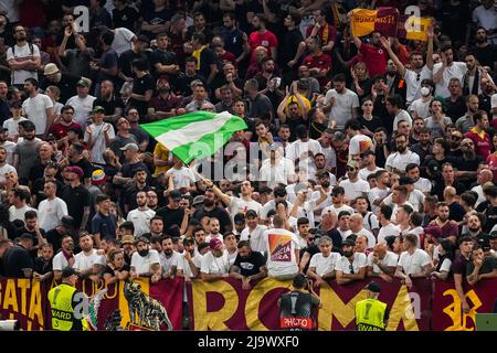 Tirana, Albanien. 25.. Mai 2022. Tirana, Albanien. 25.. Mai 2022. Tirana - Fans von AS Roma während des Spiels zwischen AS Roma und Feyenoord beim Air Albaniastadion am 25. Mai 2022 in Tirana, Albanien. (Box to Box Pictures/Yannick Verhoeven) Credit: Box to Box pictures/Alamy Live News Credit: Box to Box pictures/Alamy Live News Stockfoto