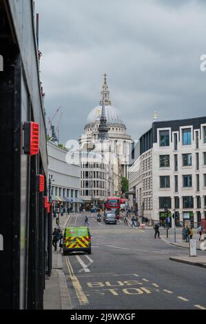 Blick auf den Ludgate Hill in Richtung St. Paul's Cathedral von der Fleet Street aus gesehen. London, England, Großbritannien Stockfoto