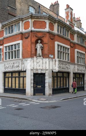 Fassade von Thomas Moore Chambers, mit Statue über der Eingangstür von Sir Thomas Moore von Sir George Sherrin. Carey Street, London, England, Großbritannien Stockfoto