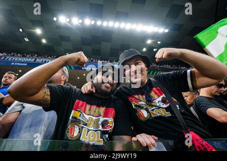 Tirana, Albanien. 25.. Mai 2022. Tirana, Albanien. 25.. Mai 2022. Tirana - Fans von Feyenoord während des Spiels zwischen AS Roma und Feyenoord beim Air Albaniastadion am 25. Mai 2022 in Tirana, Albanien. (Box to Box Pictures/Yannick Verhoeven) Credit: Box to Box pictures/Alamy Live News Credit: Box to Box pictures/Alamy Live News Stockfoto