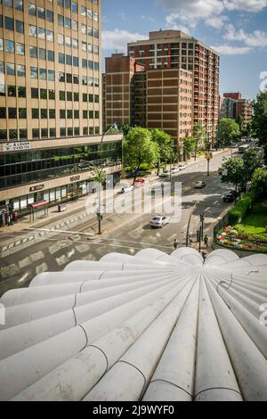 Montreal, QC, Kanada, 2005. Juli - Blick auf die Ste Catherine Street am frühen Morgen des Sommers. Stockfoto