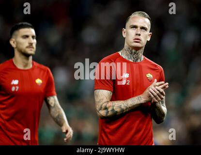 Tirana, Albanien. 25.. Mai 2022. TIRANA - (lr) Lorenzo Pellegrini von AS Roma und Rick Karsdorp von AS Roma vor dem UEFA Conference League Finale zwischen AS Roma und Feyenoord in der Arena Kombetare am 25. Mai 2022 in Tirana, Albanien. ANP PIETER STAM DE YOUNG Credit: ANP/Alamy Live News Stockfoto