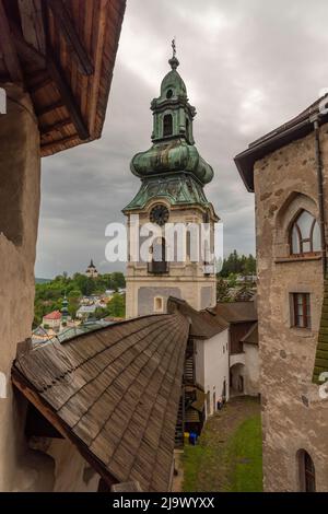 Schloss in Banska Stiavnica Stadt in bewölktem Tag nach Regen im Frühling Stockfoto