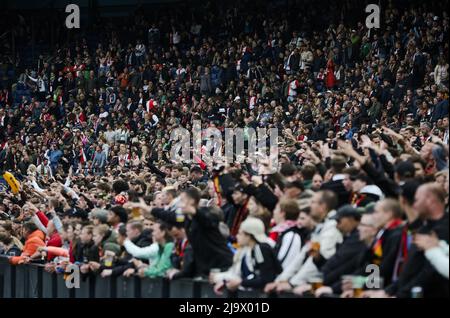 2022-05-25 20:27:54 ROTTERDAM - Suppoters in De Kuip vor dem Spiel. Feyenoord überträgt das Finale der Conference League gegen AS Roma auf vier großen Leinwänden. ANP JEROEN PUTMANS niederlande Out - belgien Out Stockfoto