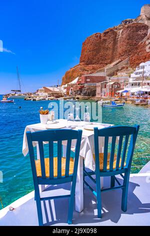 Der alte Hafen von Ammoudi unter dem berühmten Dorf Oia auf Santorini, Griechenland. Stockfoto