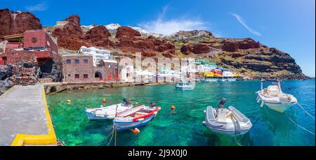 Der alte Hafen von Ammoudi unter dem berühmten Dorf Oia auf Santorini, Griechenland. Stockfoto