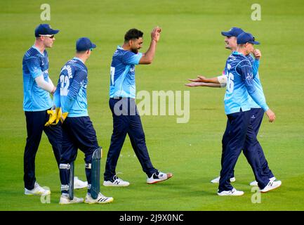 Haris Lauf (Mitte) von Yorkshire Vikings feiert mit seinen Teamkollegen, nachdem er das Dickicht von Gareth Roderick (nicht abgebildet) von Worcestershire Rapids während des Nordgruppenmatches von Vitality Blast T20 in Clean Slate Headingley, Leeds, übernommen hat. Bilddatum: Mittwoch, 25. Mai 2022. Stockfoto