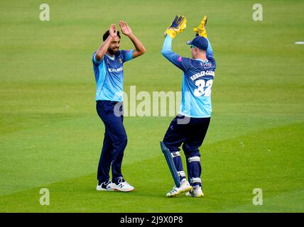 Haris rauf von Yorkshire Vikings (links) feiert mit Teamkollege Tom Kohler-Cadmore, nachdem er das Wicket von Gareth Roderick von Worcestershire Rapids (nicht abgebildet) während des Nordgruppenmatches von Vitality Blast T20 in Clean Slate Headingley, Leeds, übernommen hat. Bilddatum: Mittwoch, 25. Mai 2022. Stockfoto