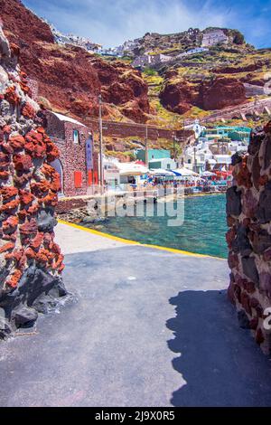 Der alte Hafen von Ammoudi unter dem berühmten Dorf Oia auf Santorini, Griechenland. Stockfoto