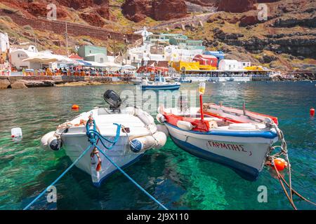 Der alte Hafen von Ammoudi unter dem berühmten Dorf Oia auf Santorini, Griechenland. Stockfoto