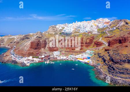 Der alte Hafen von Ammoudi unter dem berühmten Dorf Oia auf Santorini, Griechenland. Stockfoto