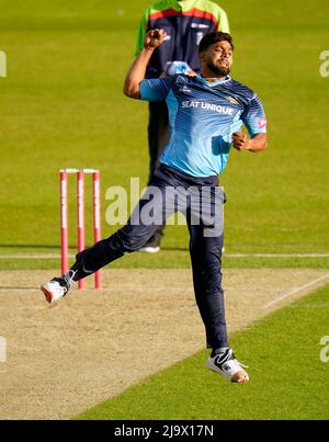 Haris rauf von Yorkshire Vikings feiert, nachdem er Ed Barnard von Worcestershire Rapids beim Nordgruppenspiel von Vitality Blast T20 im Clean Slate Headingley, Leeds, gekegelt hat. Bilddatum: Mittwoch, 25. Mai 2022. Stockfoto