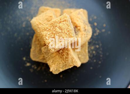 Blick von oben auf die köstliche japanische traditionelle Konfektion namens Warabimochi, bedeckt mit Kinako-Mehl Stockfoto