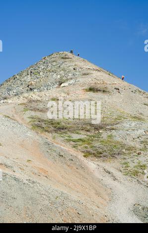 Pico Pilón de Azúcar, Menschen, die den Berg besteigen. Die kolumbianische Wüste La Guajira. Stockfoto