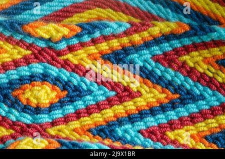 Makro der handgefertigten Wayu-Weberei von Farben und Formen in Zick-Zack und Rhombus. Konzept-Texturen. Stockfoto