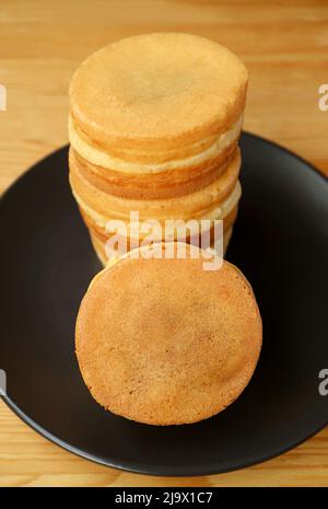 Stapel köstlicher japanischer traditioneller Filling Pan Cakes namens Imagawayaki oder Obanyaki Stockfoto