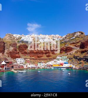 Der alte Hafen von Ammoudi unter dem berühmten Dorf Oia auf Santorini, Griechenland. Stockfoto