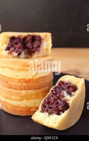 Nahaufnahme von leckeren japanischen Azuki Bean Paste (Anko) gefüllt Dessert namens Obanyaki oder Imagawayaki Stockfoto