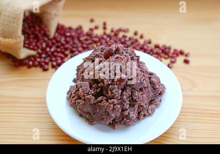 Teller mit japanischer süßer roter Bohnenpaste namens Anko, beliebte traditionelle japanische Süßwarenfüllung Stockfoto