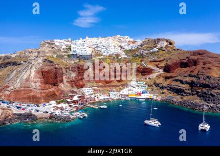 Der alte Hafen von Ammoudi unter dem berühmten Dorf Oia auf Santorini, Griechenland. Stockfoto