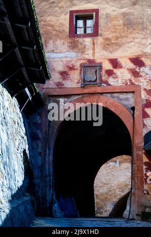 Eingang der Falltür zum Schloss Orava in Oravsky Podzamok, Slowakei. Stockfoto