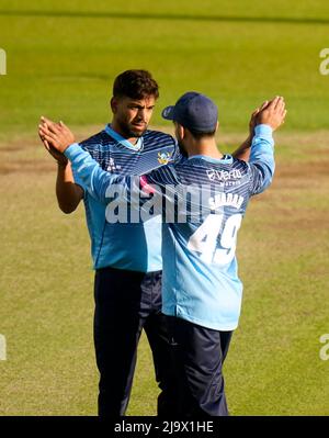 Haris rauf von Yorkshire Vikings (links) feiert, nachdem er Ed Barnard von Worcestershire Rapids beim Nordgruppenspiel von Vitality Blast T20 in Clean Slate Headingley, Leeds, gekegelt hat. Bilddatum: Mittwoch, 25. Mai 2022. Stockfoto