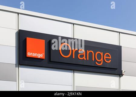 Creches, Frankreich - 15. März 2020: Orangefarbenes Logo an der Wand eines Ladens. Orange, ehemals France Telecom, ist ein französisches multinationales Telekommunikationsunternehmen Stockfoto