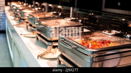 Im Hotelrestaurant stehen viele beheizte Tabletts für den Service bereit Stockfoto