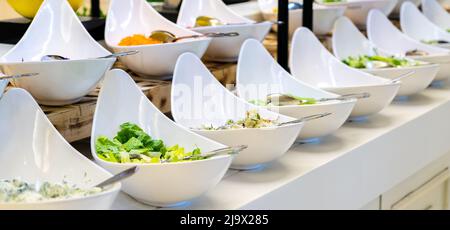 Salatbar mit Gemüse im Restaurant. Gesundes Lebensmittelkonzept Stockfoto