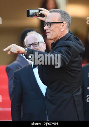 Cannes, Frankreich. 25.. Mai 2022. Der amerikanische Schauspieler Tom Hanks nimmt am Mittwoch, den 25. Mai 2022, an der Premiere von Elvis im Palais des Festivals bei den Filmfestspielen von Cannes 75. Teil. Foto von Rune Hellestad/ Credit: UPI/Alamy Live News Stockfoto