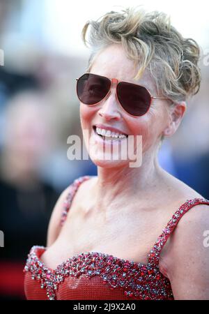 Cannes, Frankreich. 25.. Mai 2022. Die amerikanische Schauspielerin Sharon Stone nimmt am Mittwoch, den 25. Mai 2022, an der Premiere von Elvis im Palais des Festivals bei den Filmfestspielen in Cannes 75. Teil. Foto von Rune Hellestad/ Credit: UPI/Alamy Live News Stockfoto