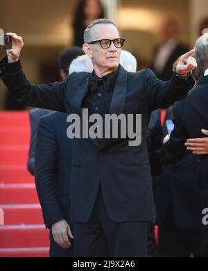 Cannes, Frankreich. 25.. Mai 2022. Der amerikanische Schauspieler Tom Hanks nimmt am Mittwoch, den 25. Mai 2022, an der Premiere von Elvis im Palais des Festivals bei den Filmfestspielen von Cannes 75. Teil. Foto von Rune Hellestad/ Credit: UPI/Alamy Live News Stockfoto