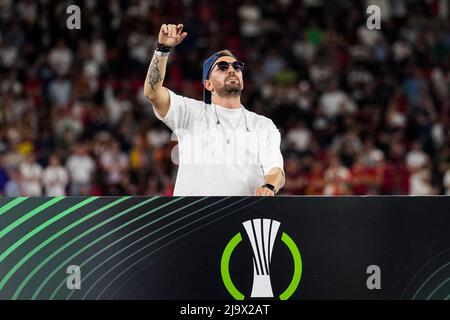 Tirana, Albanien. 25.. Mai 2022. Tirana, Albanien. 25.. Mai 2022. Tirana - der DJ während des Spiels zwischen AS Roma und Feyenoord im Air Albaniastadion am 25. Mai 2022 in Tirana, Albanien. (Box to Box Pictures/Tom Bode) Credit: Box to Box Pictures/Alamy Live News Credit: Box to Box pictures/Alamy Live News Stockfoto