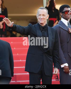 Cannes, Frankreich. 25.. Mai 2022. Der amerikanische Schauspieler Tom Hanks nimmt am Mittwoch, den 25. Mai 2022, an der Premiere von Elvis im Palais des Festivals bei den Filmfestspielen von Cannes 75. Teil. Foto von Rune Hellestad/ Credit: UPI/Alamy Live News Stockfoto