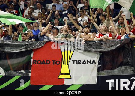 Tirana, Albanien. 25.. Mai 2022. TIRANA - Fans von Feyenoord mit dem Banner „Road to Tirana“ beim UEFA Conference League Finale zwischen AS Roma und Feyenoord in der Arena Kombetare am 25. Mai 2022 in Tirana, Albanien. ANP MAURICE VAN STEEN Kredit: ANP/Alamy Live Nachrichten Stockfoto